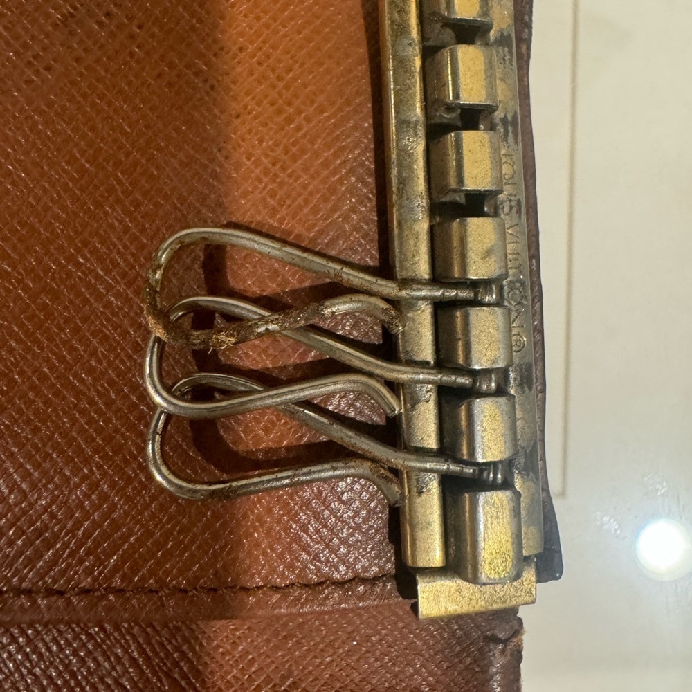 Authentic Louis Vuitton Monogram Key Holder. Vintage. - Picture 4 of 11